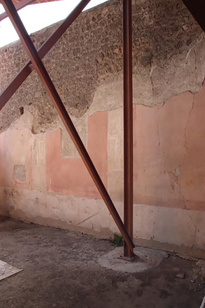 V.4.a Pompeii. October 2023.
Room ‘t’, looking south along west wall of exedra. Photo courtesy of Klaus Heese.