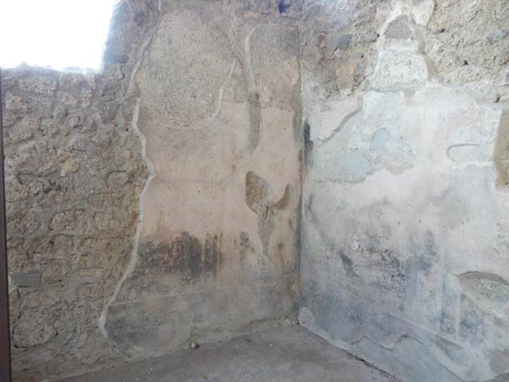 V.4.a Pompeii. May 2015. Room ‘u’, looking towards south-west corner. Photo courtesy of Buzz Ferebee.
