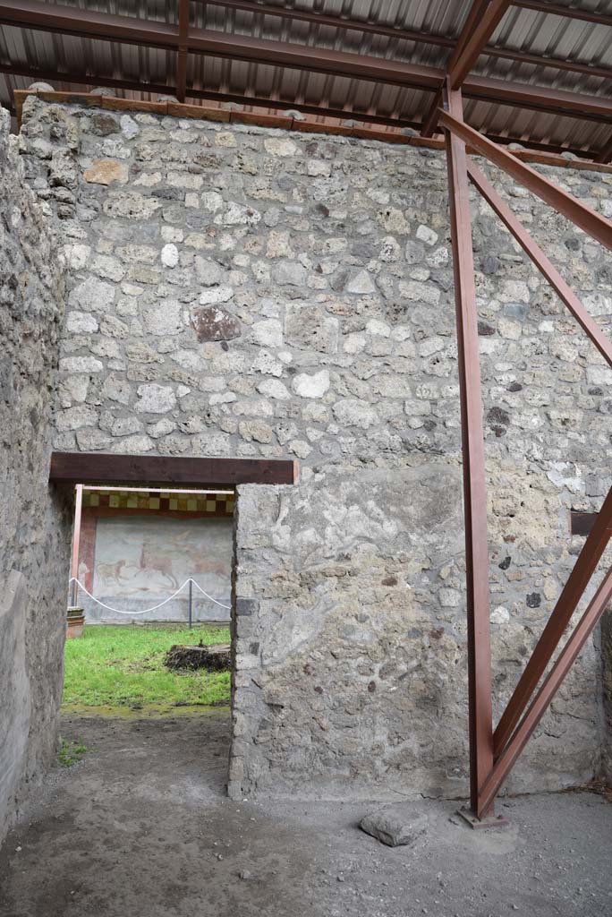 V.4.a Pompeii. March 2018.
Room ‘u’, looking towards north wall with doorway to garden area.
Foto Annette Haug, ERC Grant 681269 DÉCOR.