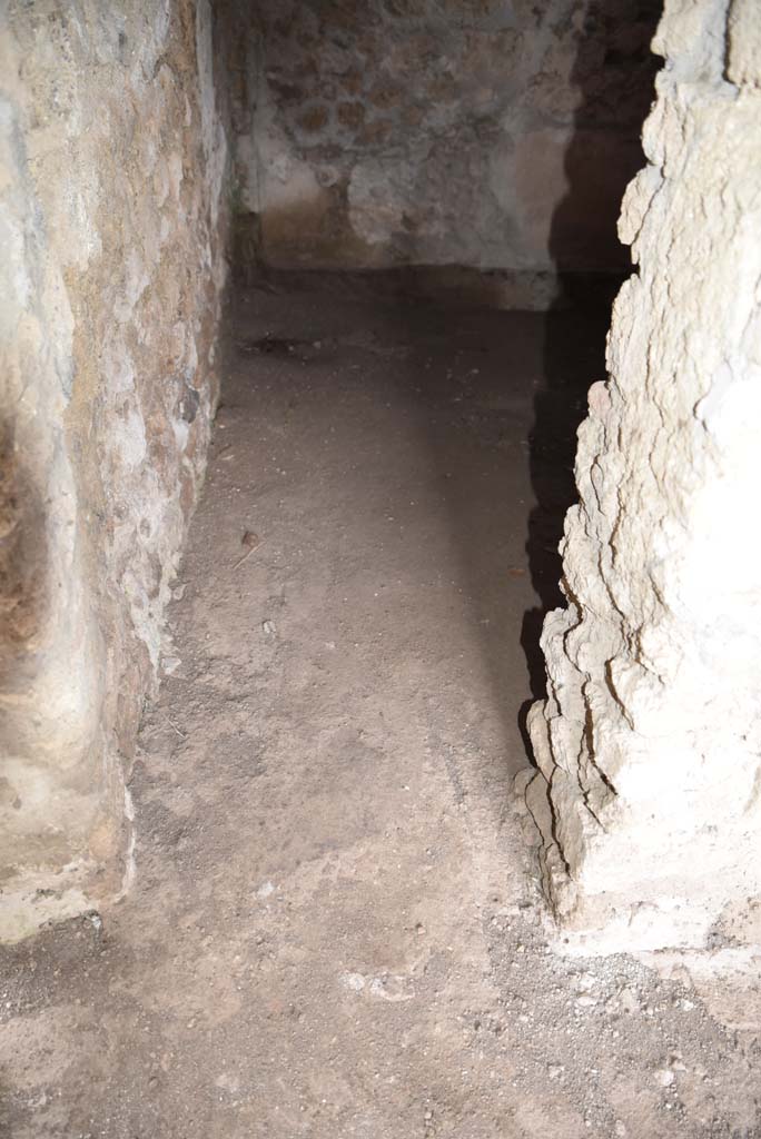 V.4.a Pompeii. March 2018. Room ‘x’, looking north at flooring through doorway.
Foto Annette Haug, ERC Grant 681269 DÉCOR.