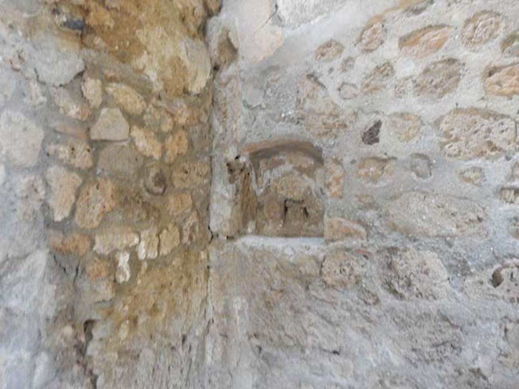 V.4.a Pompeii. May 2015. Room ‘x’, small niche on north wall in north-west corner. Photo courtesy of Buzz Ferebee.
