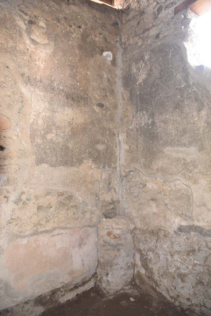 V.4.a Pompeii. March 2018. Room ‘x’, north-east corner.
Foto Annette Haug, ERC Grant 681269 DÉCOR.