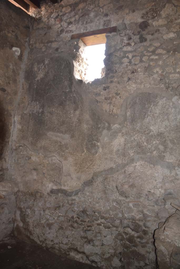 V.4.a Pompeii. March 2018. Room ‘x’, east wall with window overlooking roadway.
Foto Annette Haug, ERC Grant 681269 DÉCOR.
