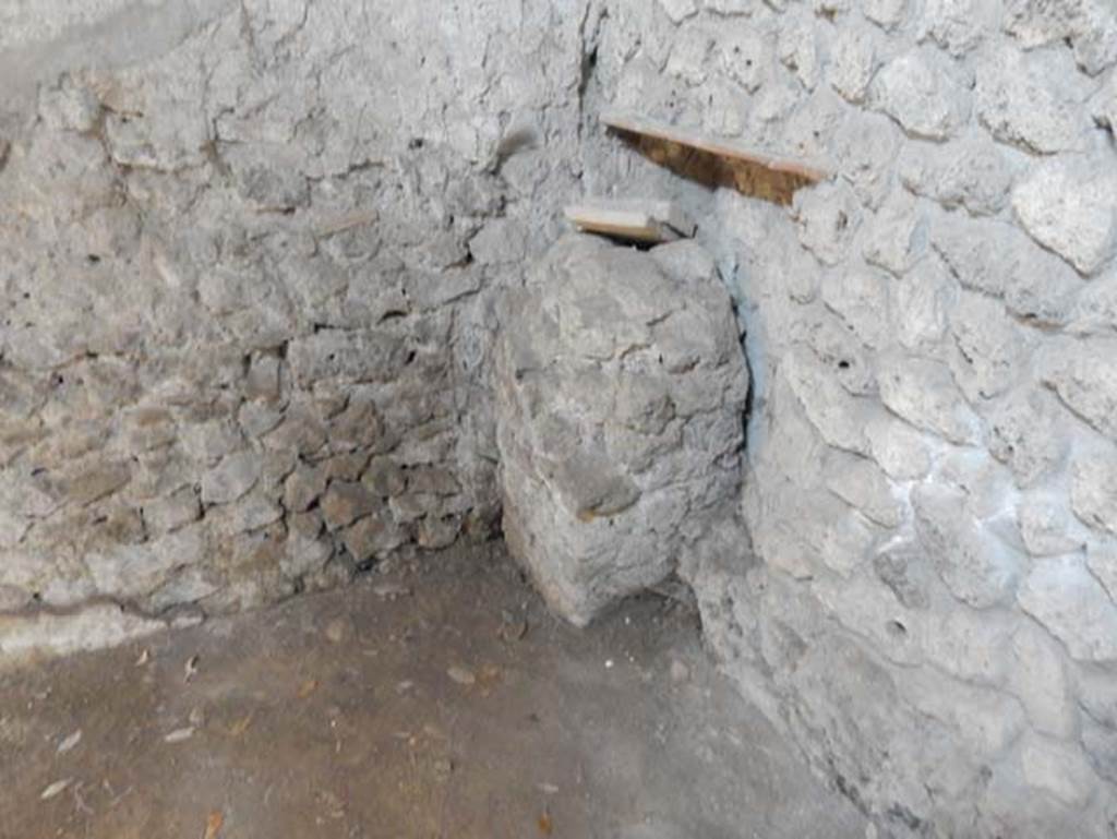 V.4.a Pompeii. May 2015. Room ‘x’, south-east corner. Photo courtesy of Buzz Ferebee.