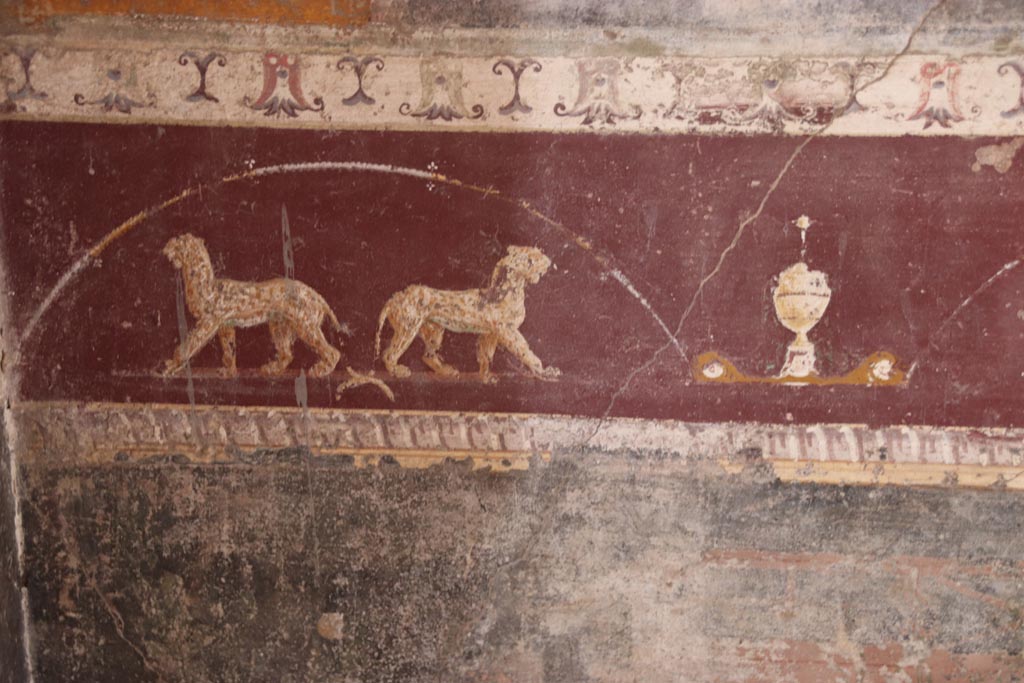 V.4.a Pompeii. October 2023.
Room ‘h’, detail from painted predella above zoccolo on north wall at west end. Photo courtesy of Klaus Heese.
