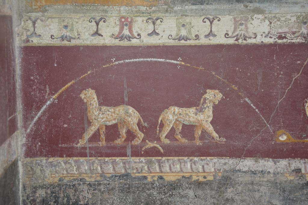 V.4.a Pompeii. March 2018. Room ‘h’, detail from painted predella above zoccolo on north wall at west end.
Foto Annette Haug, ERC Grant 681269 DÉCOR.