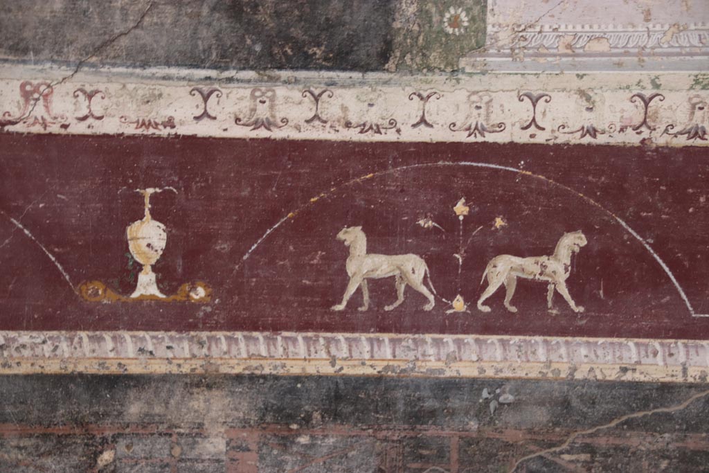 V.4.a Pompeii. October 2023.
Room ‘h’, detail from painted predella above zoccolo on north wall on west side of central panel. Photo courtesy of Klaus Heese.
