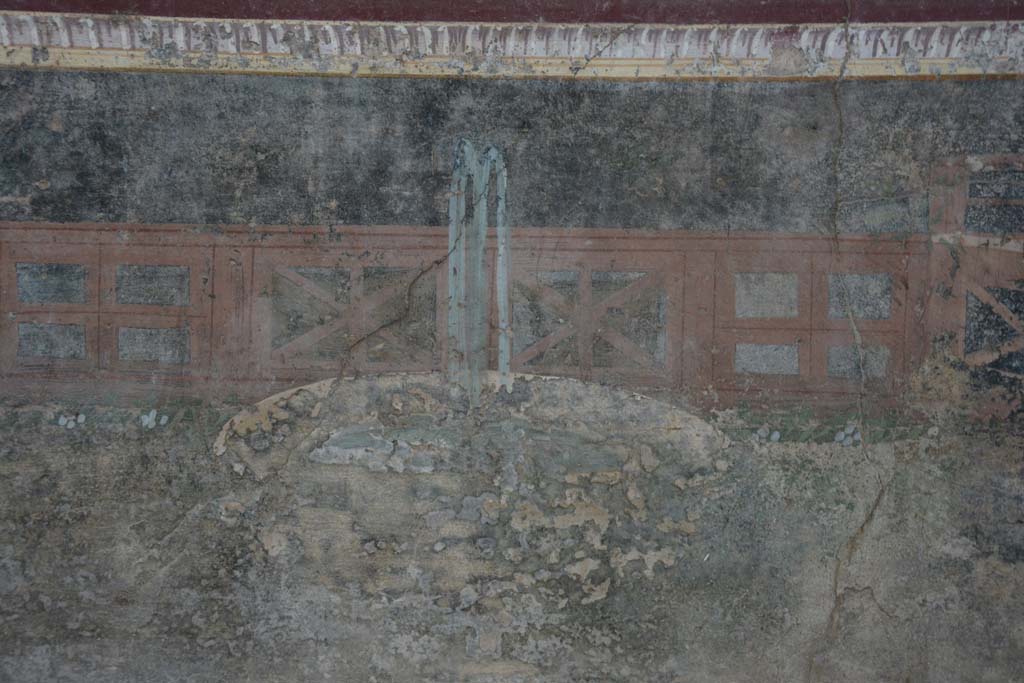 V.4.a Pompeii. March 2019. Room ‘h’, detail of fountain from centre of zoccolo on north wall.
Foto Annette Haug, ERC Grant 681269 DÉCOR.