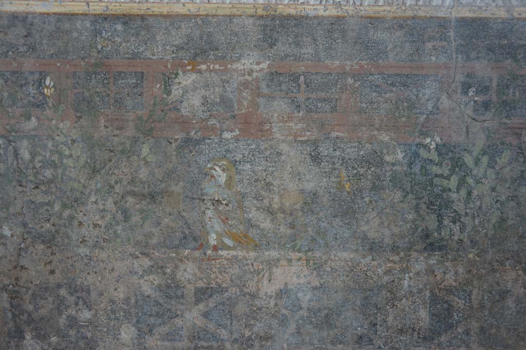 V.4.a Pompeii. March 2019. Room ‘h’, painted bird from black zoccolo from east end of north wall in tablinum.
Foto Annette Haug, ERC Grant 681269 DÉCOR.