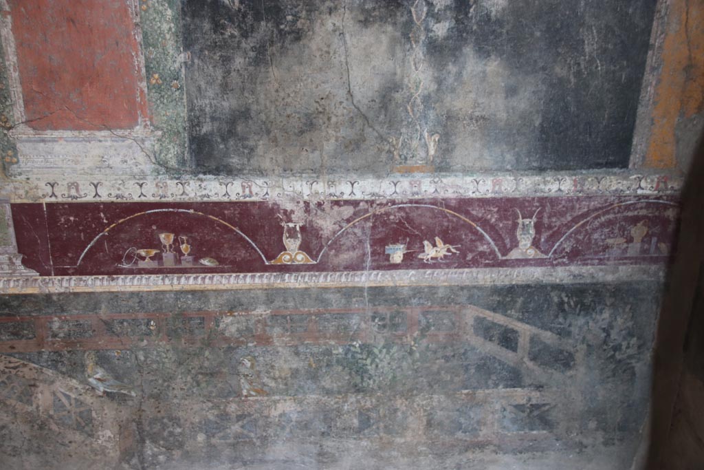 V.4.a Pompeii. October 2023.
Room ‘h’, detail from violet predella above black zoccolo on east end of north wall in tablinum. Photo courtesy of Klaus Heese.