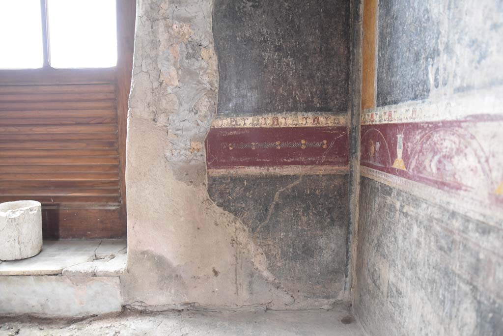 V.4.a Pompeii. March 2018. Room ‘h’, detail from lower east wall in south-east corner.
Foto Annette Haug, ERC Grant 681269 DÉCOR.