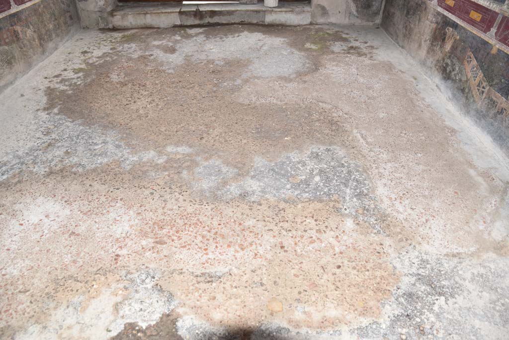 V.4.a Pompeii. March 2018. Room ‘h’, looking east across flooring in tablinum.
Foto Annette Haug, ERC Grant 681269 DÉCOR.