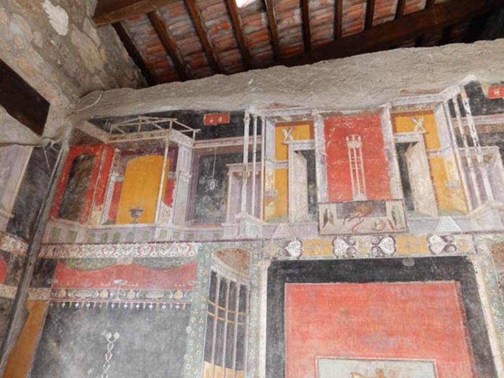 V.4.a Pompeii. May 2015. Detail from upper south wall of tablinum, at east end.
Photo courtesy of Buzz Ferebee.