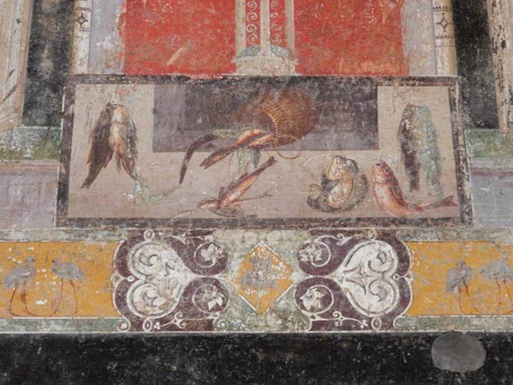 V.4.a Pompeii. May 2015. Tablinum, detail of fishes from upper south wall. Photo courtesy of Buzz Ferebee.