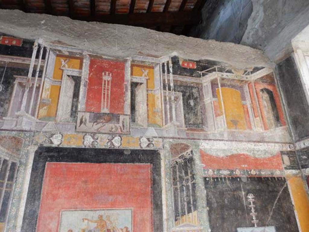V.4.a Pompeii. May 2015. Detail from upper south wall of tablinum, at west end.
Photo courtesy of Buzz Ferebee.
