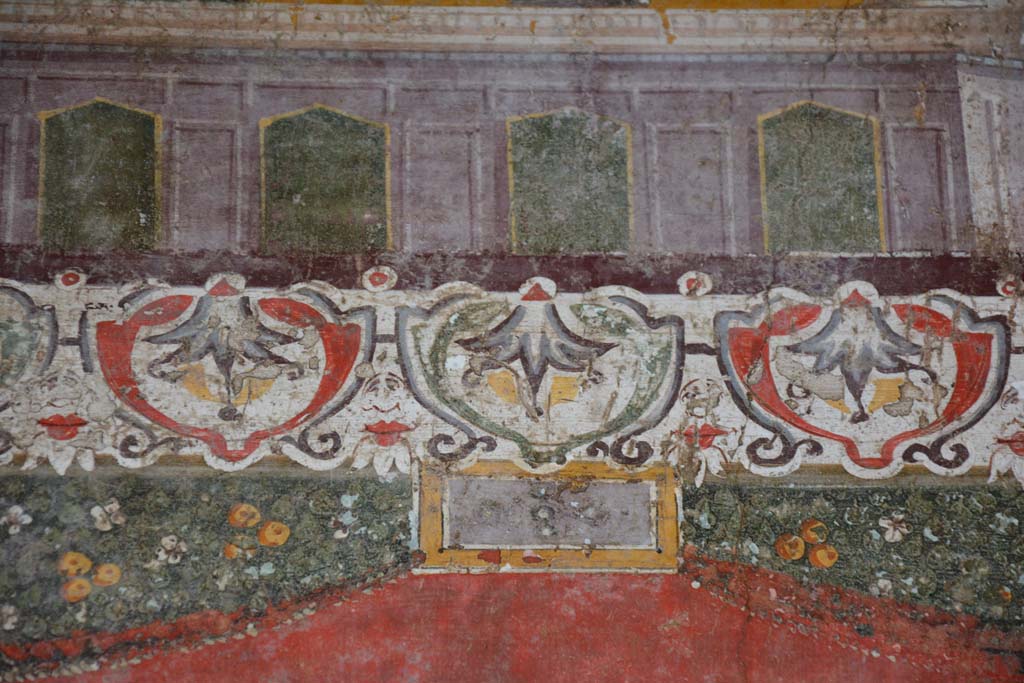 V.4.a Pompeii. March 2018. Room ‘h’, detail from above black side panel on upper south wall at east end.
Foto Annette Haug, ERC Grant 681269 DÉCOR.