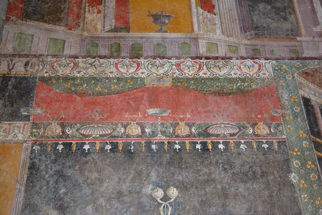 V.4.a Pompeii. March 2018. Room ‘h’, upper south wall at east end, detail of painted decoration above black side panel.
Foto Annette Haug, ERC Grant 681269 DÉCOR.