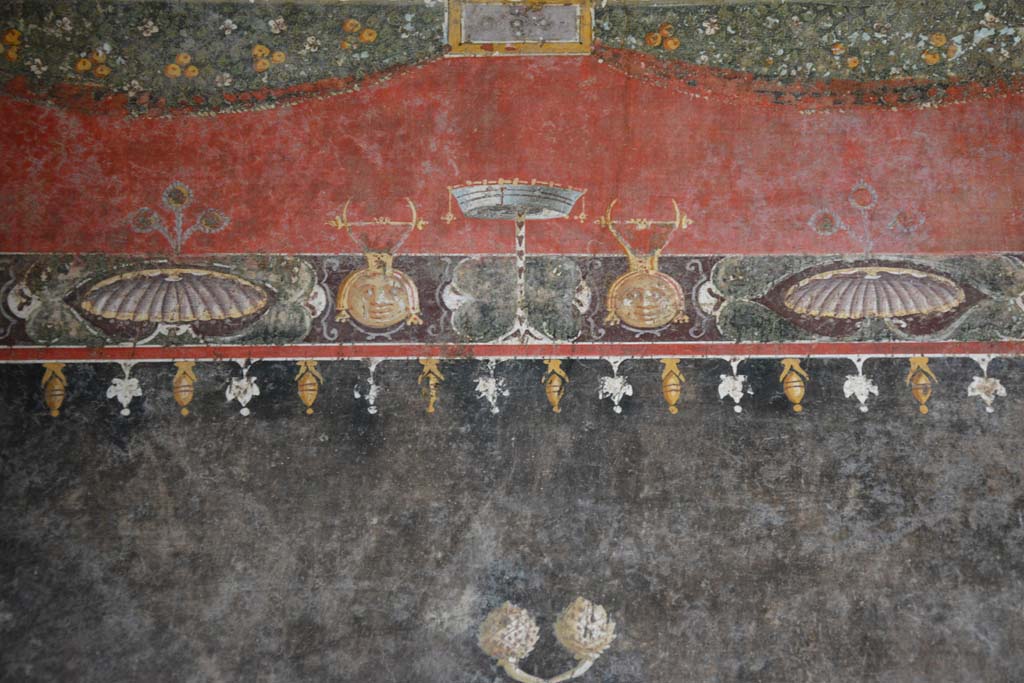 V.4.a Pompeii. March 2019. Room ‘h’, detail of painted decoration above black side panel on upper south wall at east end.
Foto Annette Haug, ERC Grant 681269 DÉCOR.