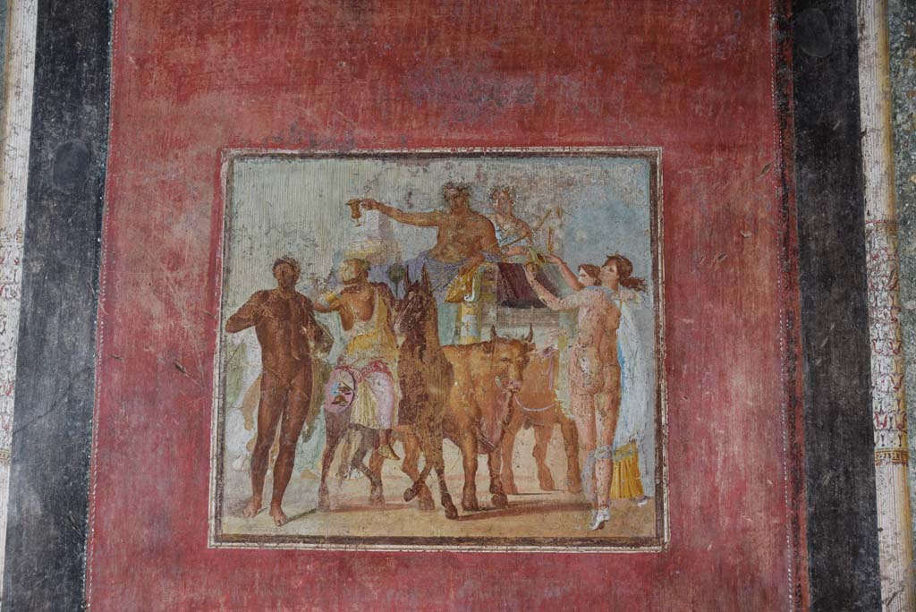 V.4.a Pompeii. March 2018.
Room ‘h’, central red panel with wall painting of Bacchus and Ariadne riding on a chariot drawn by two oxen
Foto Annette Haug, ERC Grant 681269 DÉCOR.