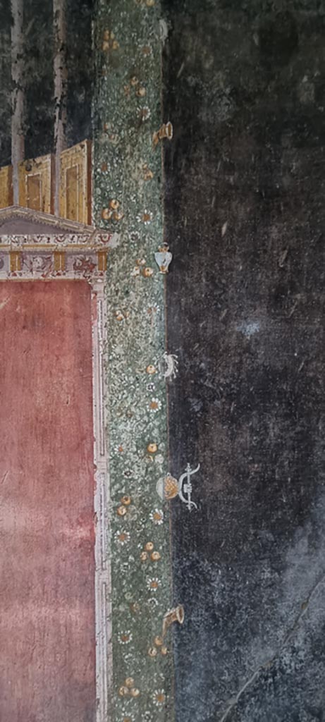 V.4.a Pompeii. January 2023.
Room ‘h’, detail from west end of south wall in tablinum.
Photo courtesy of Miriam Colomer.