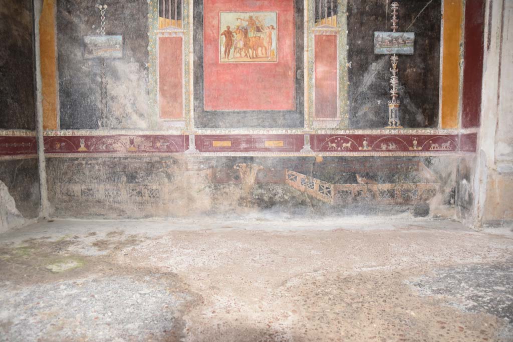 V.4.a Pompeii. March 2018. Room ‘h’, looking south across flooring in tablinum towards lower south wall.
Foto Annette Haug, ERC Grant 681269 DÉCOR.