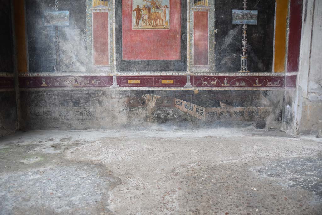 V.4.a Pompeii. March 2018. Room ‘h’, looking south across flooring in tablinum towards black zoccolo with garden painting on lower south wall.
Foto Annette Haug, ERC Grant 681269 DÉCOR.