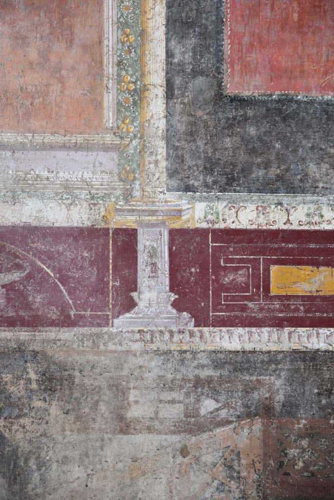 V.4.a Pompeii. March 2018.
Room ‘h’, detail of predella and remaining garden painting on zoccolo from south wall.
Foto Annette Haug, ERC Grant 681269 DÉCOR.