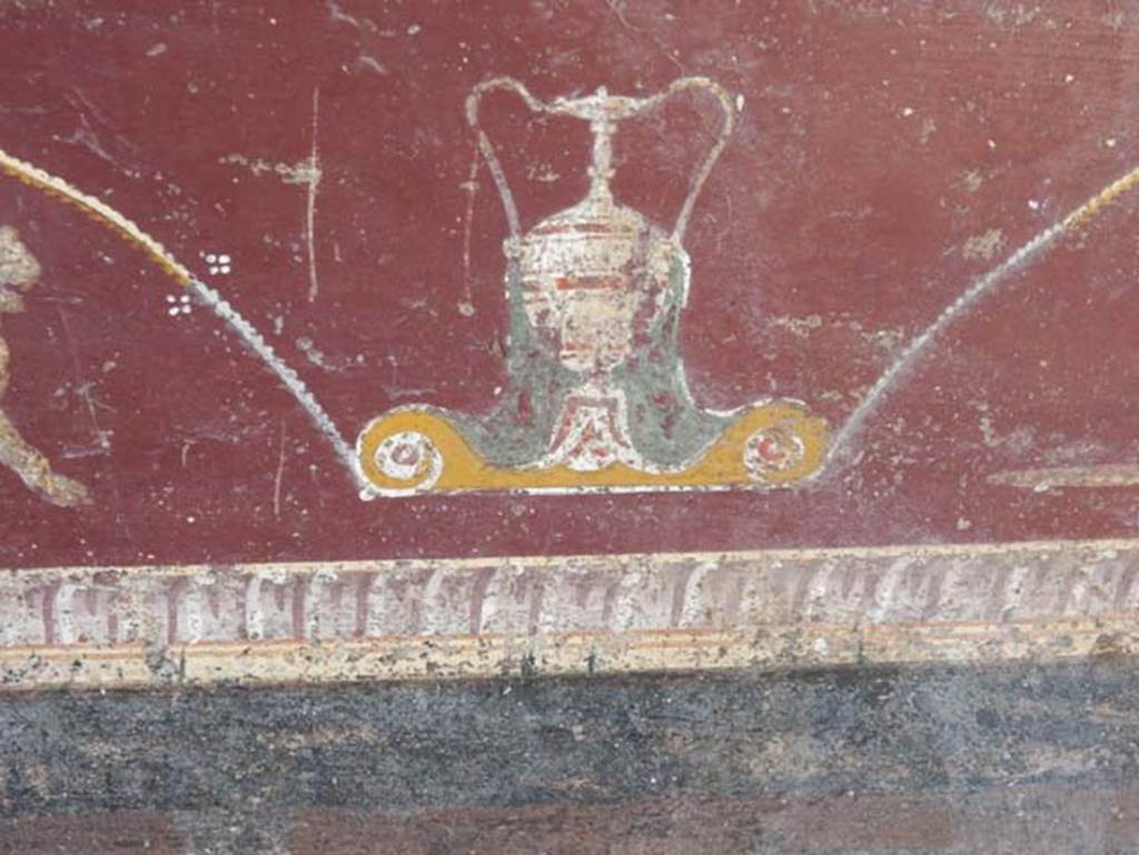 V.4.a Pompeii. May 2015. Detail of urn from predella at west end of south wall in tablinum.
Photo courtesy of Buzz Ferebee.
