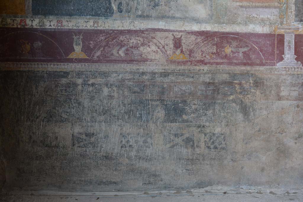 V.4.a Pompeii. March 2019. Room ‘h’, garden painting on black zoccolo below predella at east end of south wall.
Foto Annette Haug, ERC Grant 681269 DÉCOR.
