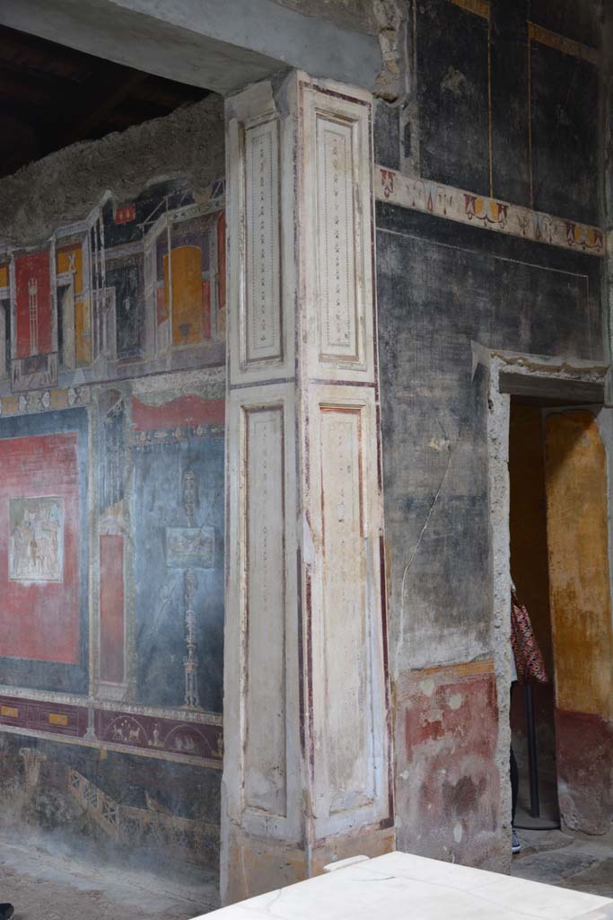 V.4.a Pompeii. March 2018. Room ‘h’, on left, with atrium ‘b’, on right.
Foto Annette Haug, ERC Grant 681269 DÉCOR.