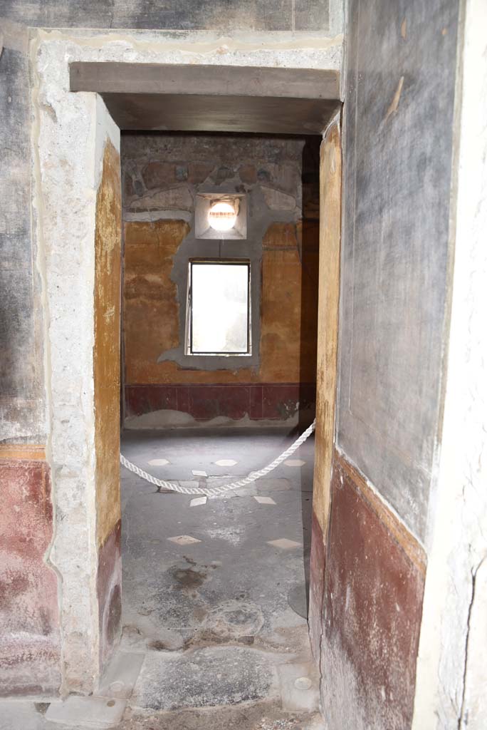 V.4.a Pompeii. March 2018. Room ‘i’, looking east through doorway from atrium.
Foto Annette Haug, ERC Grant 681269 DÉCOR.