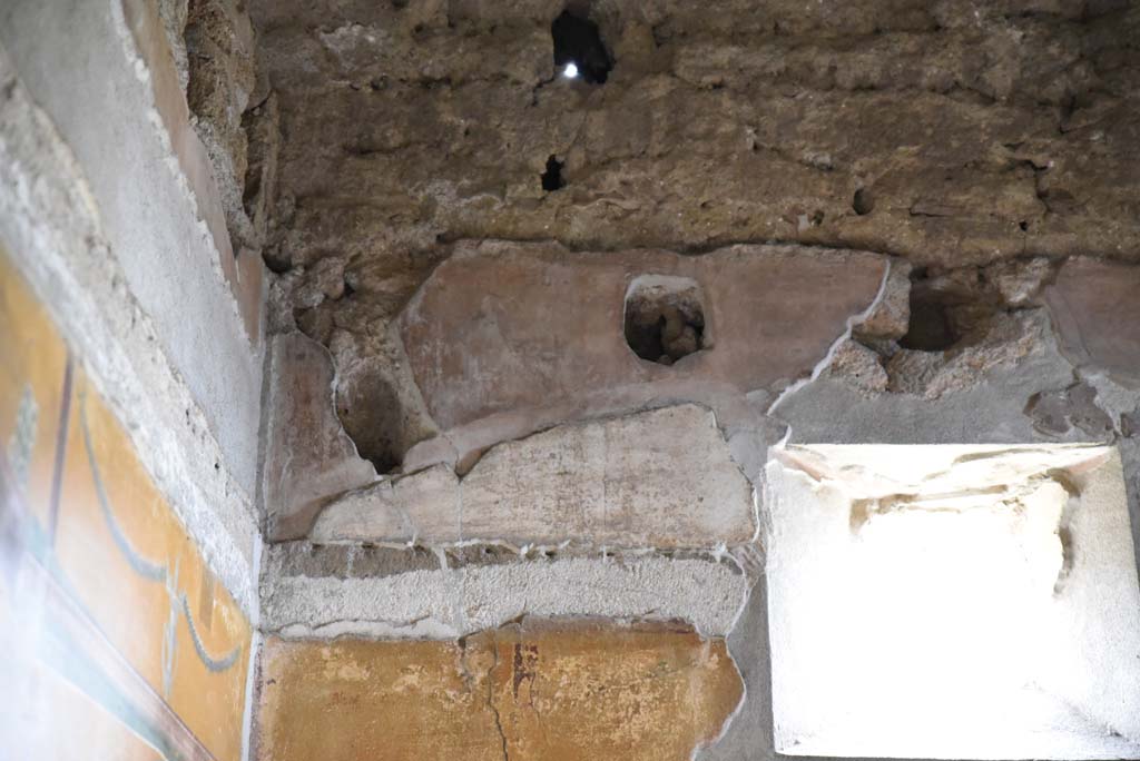V.4.a Pompeii. March 2018. Room ‘i’, detail from upper east wall in north-east corner.
Foto Annette Haug, ERC Grant 681269 DÉCOR.
