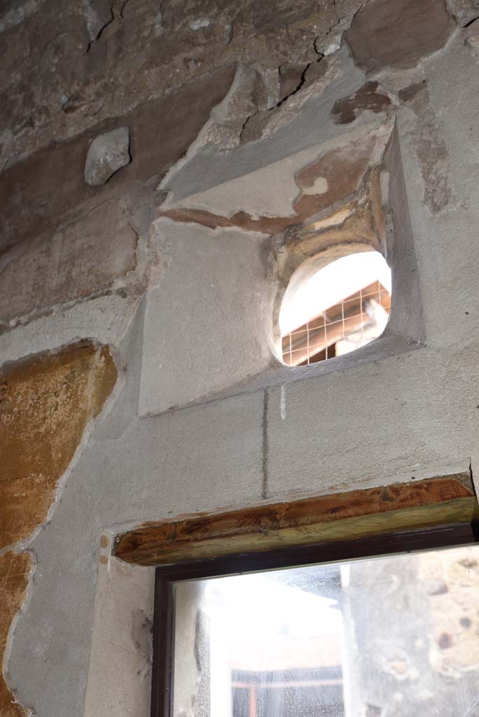 V.4.a Pompeii. March 2018. Room ‘i’, detail of small circular window in east wall.
Foto Annette Haug, ERC Grant 681269 DÉCOR