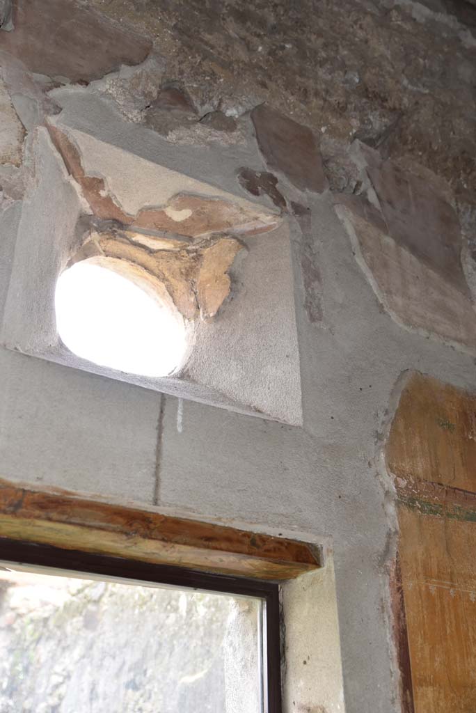 V.4.a Pompeii. March 2018. Room ‘i’, detail of small circular window in east wall.
Foto Annette Haug, ERC Grant 681269 DÉCOR