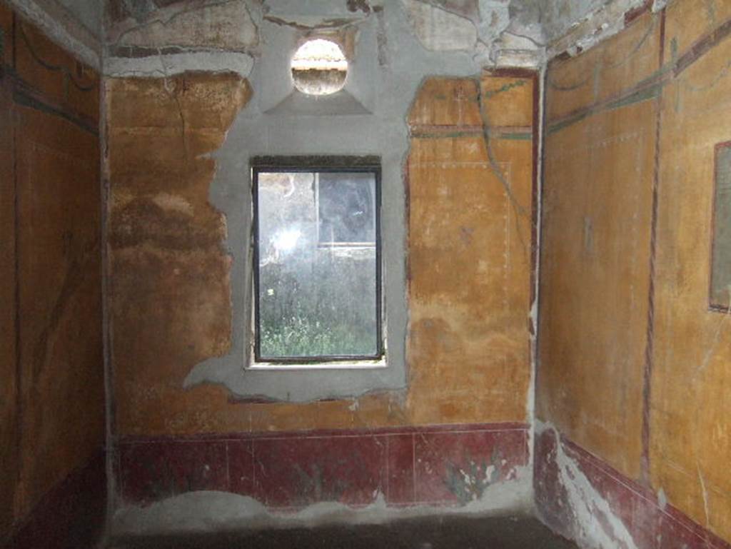 V.4.a Pompeii. December 2005. Looking towards east wall of cubiculum, on the south side (right) of the tablinum.