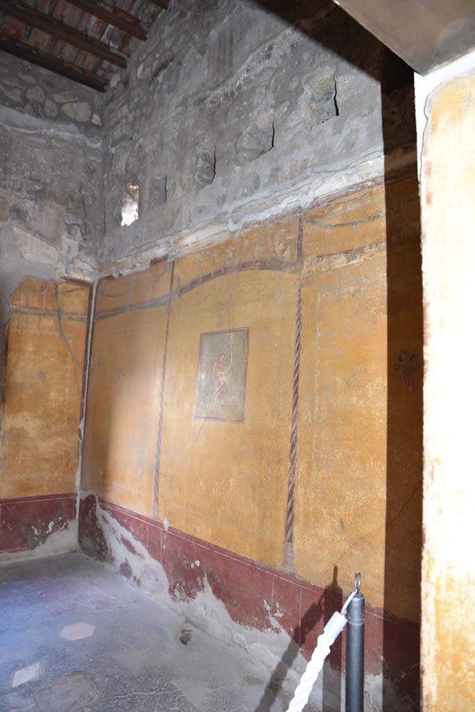 V.4.a Pompeii. March 2018. Room ‘i’, looking east along south wall towards south-east corner.
Foto Annette Haug, ERC Grant 681269 DÉCOR.
