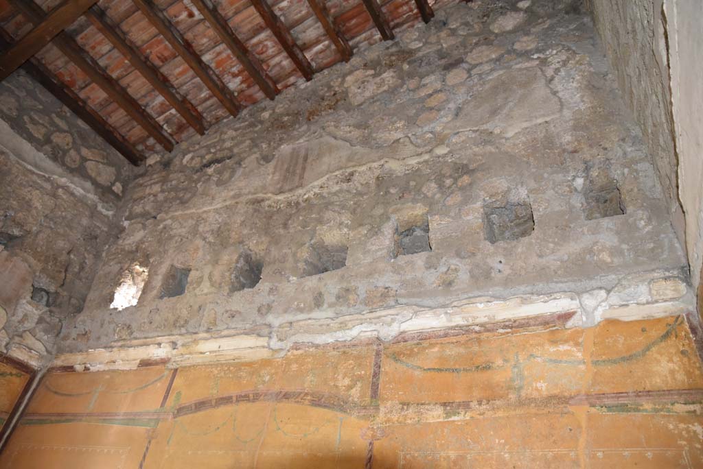 V.4.a Pompeii. March 2018. Room ‘i’, looking east along upper south wall.
Foto Annette Haug, ERC Grant 681269 DÉCOR.