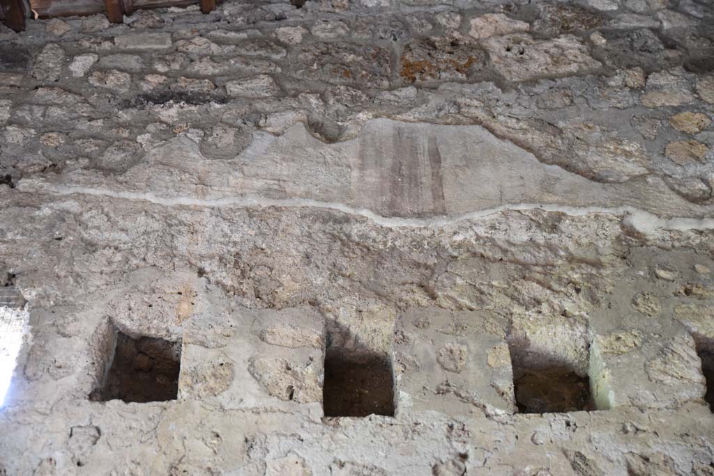V.4.a Pompeii. March 2018. Room ‘i’, detail of remaining painted decoration above south wall.
Foto Annette Haug, ERC Grant 681269 DÉCOR.
