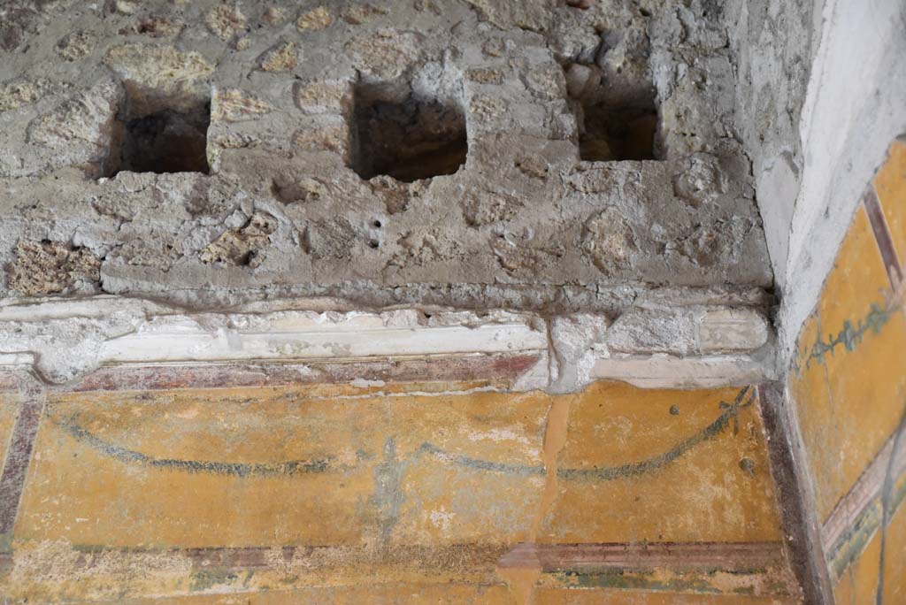 V.4.a Pompeii. March 2018. Room ‘i’, detail from upper south wall in south-west corner.
Foto Annette Haug, ERC Grant 681269 DÉCOR.