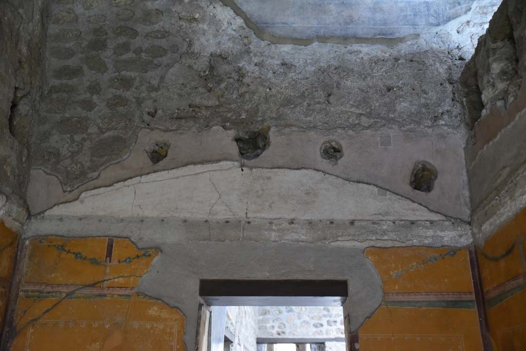 V.4.a Pompeii. March 2018. Room ‘i’, detail from upper west wall, above doorway.
Foto Annette Haug, ERC Grant 681269 DÉCOR.