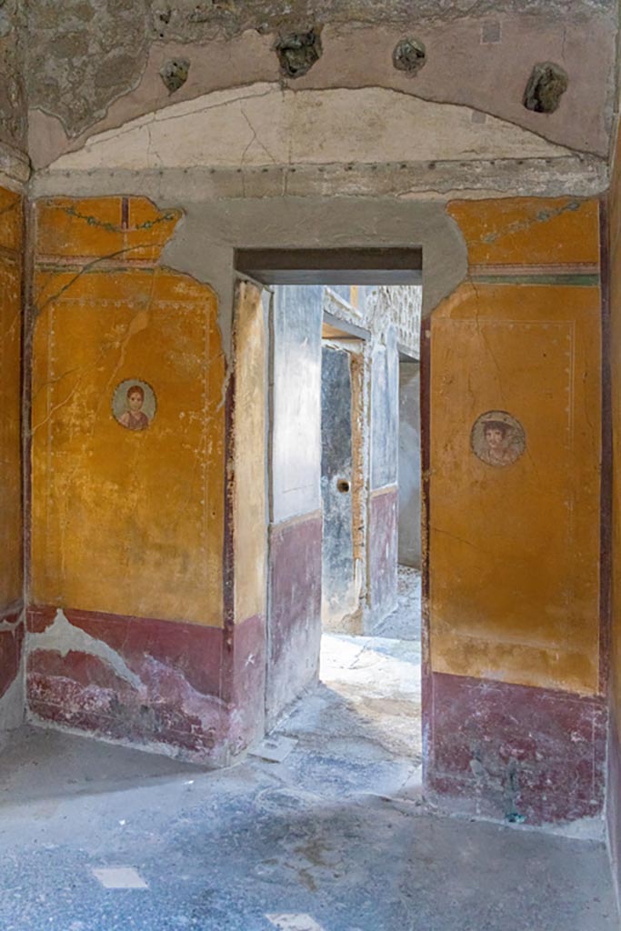 V.4.a Pompeii. October 2023.
Room ‘i’, looking towards west wall of cubiculum, with doorway to atrium. Photo courtesy of Johannes Eber.