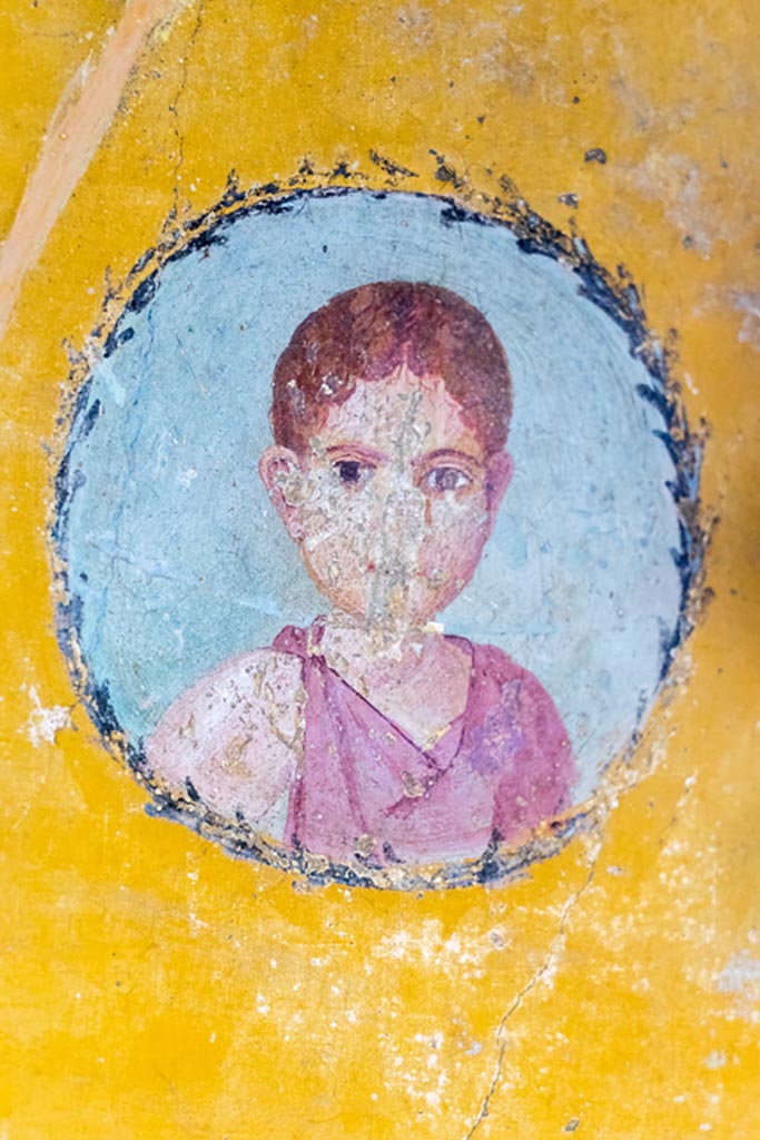 V.4.a Pompeii. January 2023.
Room ‘i’, wall painting of girl from west wall of cubiculum, on south side of doorway.
Photo courtesy of Johannes Eber.