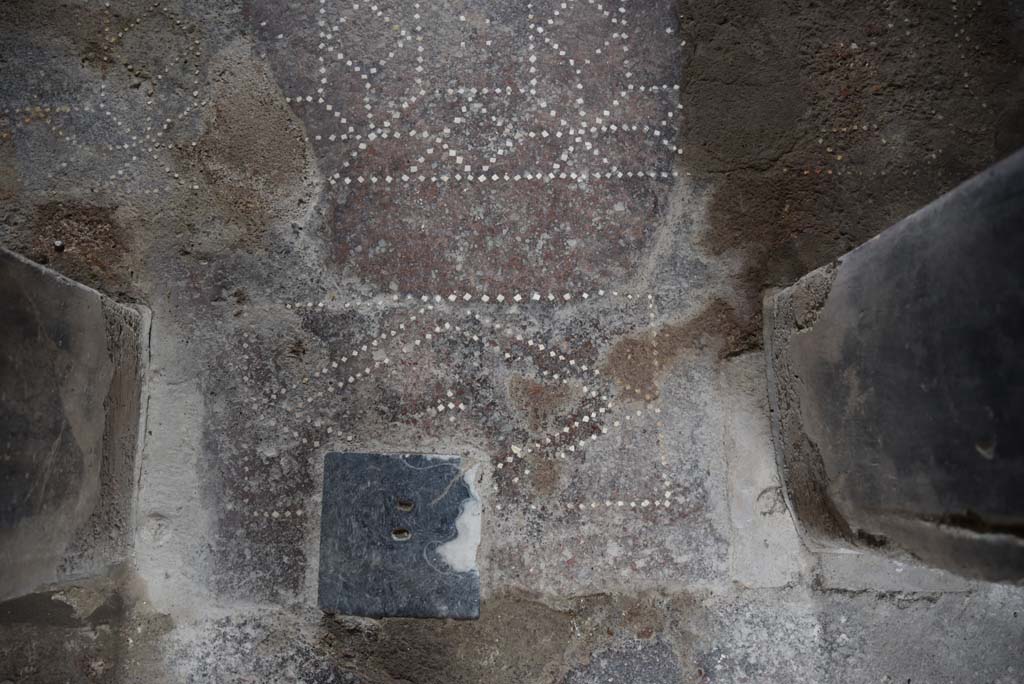 V.4.a Pompeii. March 2018. Room ‘g’, detail of threshold in doorway.
Foto Annette Haug, ERC Grant 681269 DÉCOR.