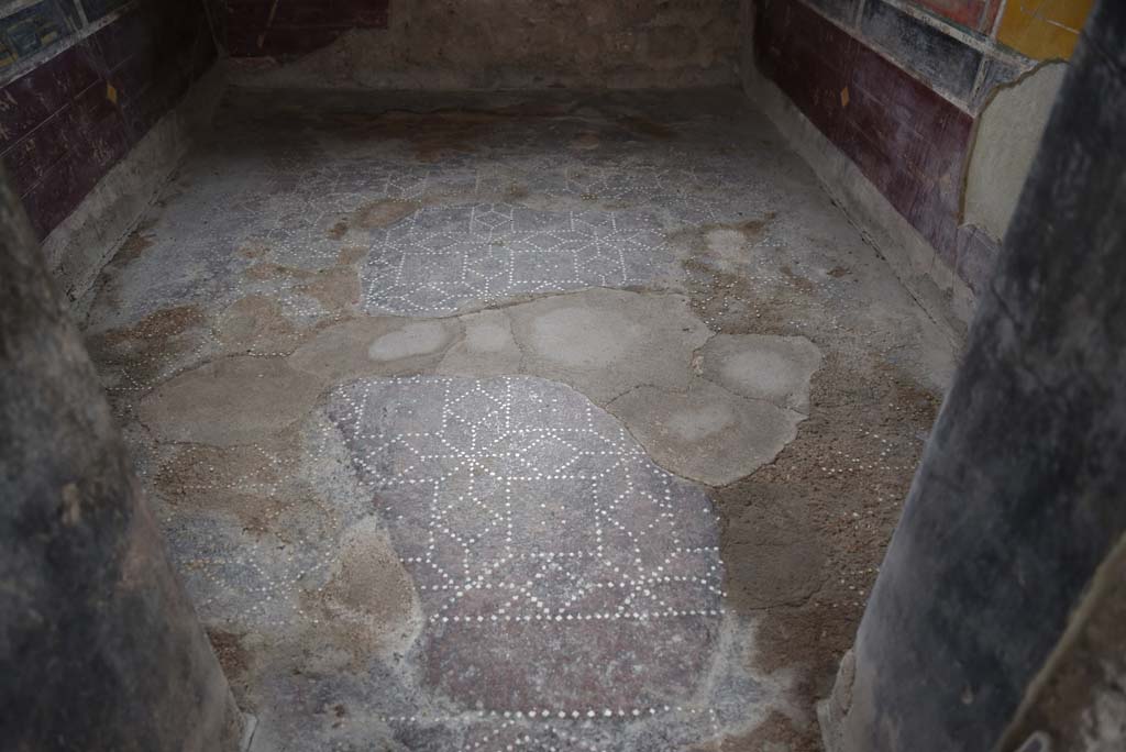 V.4.a Pompeii. March 2018. Room ‘g’, looking south across flooring from doorway.
Foto Annette Haug, ERC Grant 681269 DÉCOR.