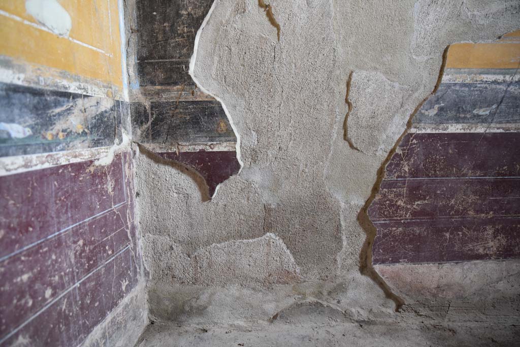 V.4.a Pompeii. March 2018.
Room ‘g’, lower east wall at north end with detail of paintings in predella.
Foto Annette Haug, ERC Grant 681269 DÉCOR.
