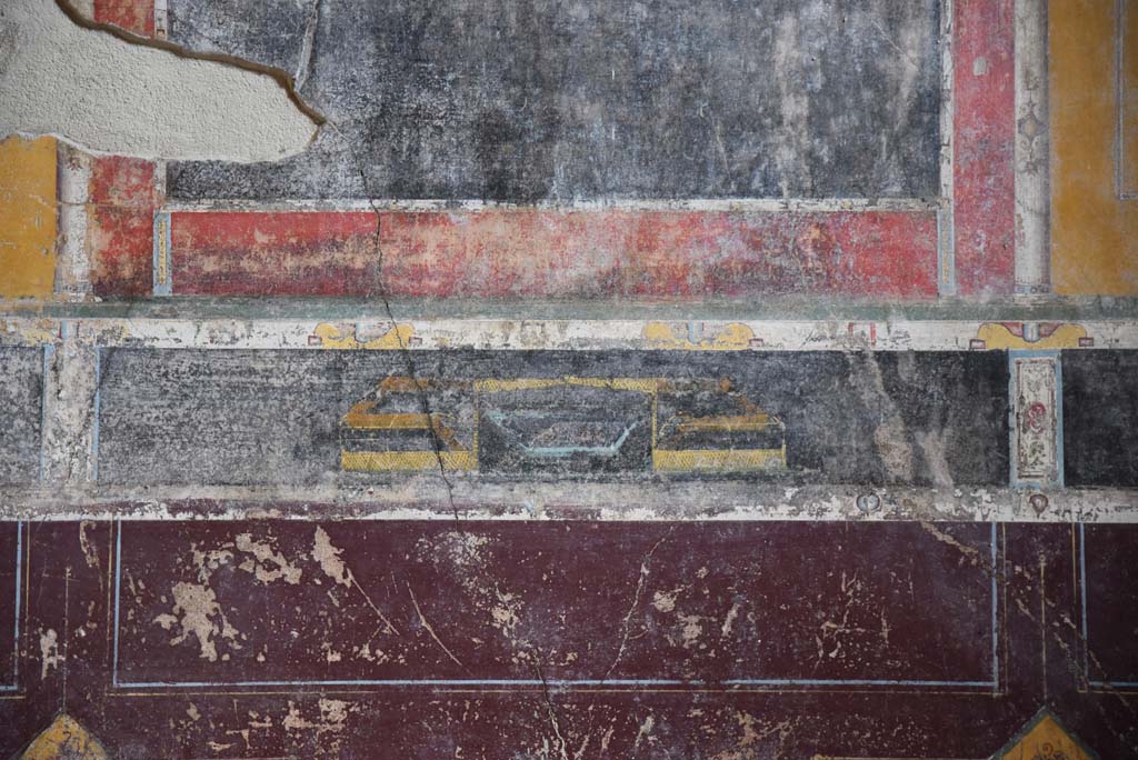 V.4.a Pompeii. March 2018. Room ‘g’, detail of garden painting in predella in centre of east wall.
Foto Annette Haug, ERC Grant 681269 DÉCOR.