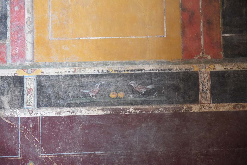 V.4.a Pompeii. March 2018. Room ‘g’, detail of bird painting in predella on lower east wall, on south side of central panel.
Foto Annette Haug, ERC Grant 681269 DÉCOR.