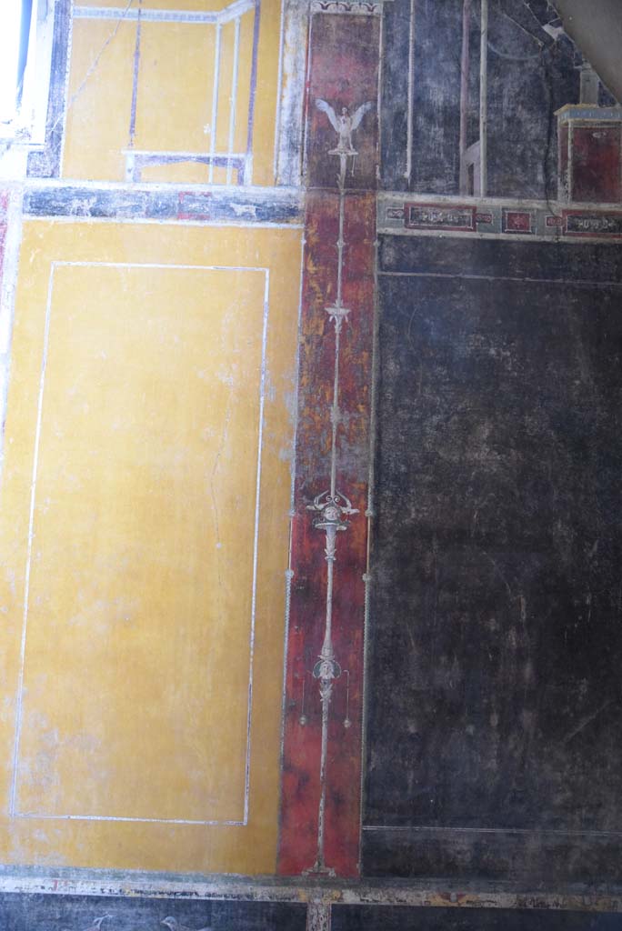 V.4.a Pompeii. March 2018.
Room ‘g’, east wall at south end with detail of painted candelabra.
Foto Annette Haug, ERC Grant 681269 DÉCOR.