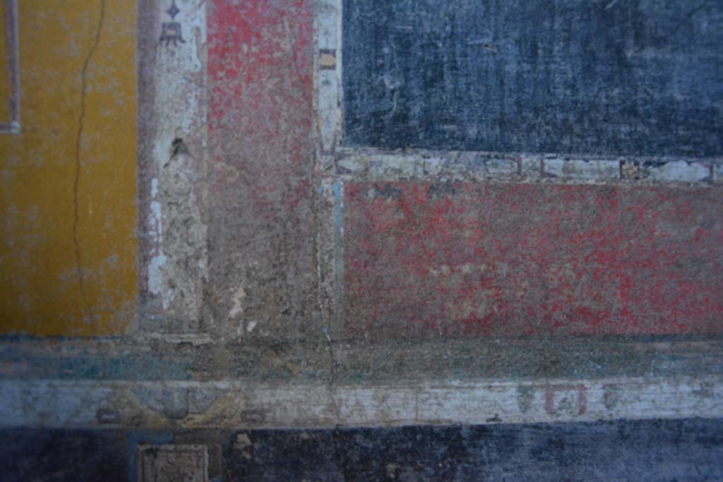 V.4.a Pompeii. March 2019. Room ‘g’, detail from west wall above the central black predella.
Foto Annette Haug, ERC Grant 681269 DÉCOR.