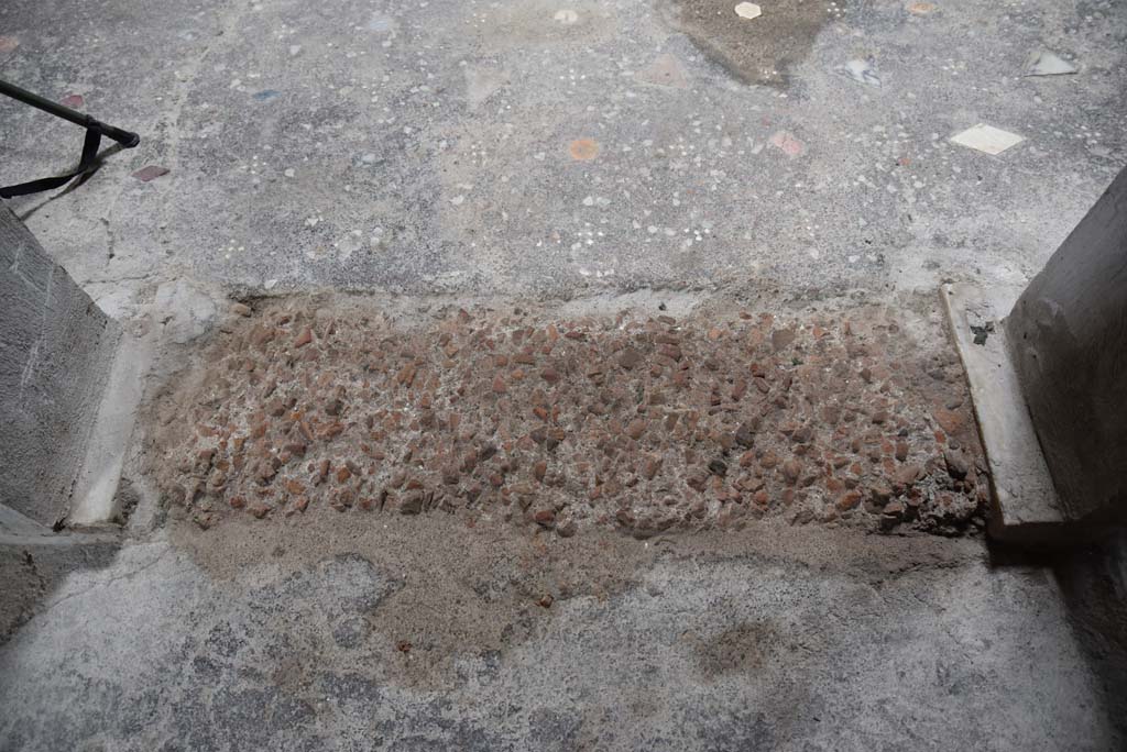 V.4.a Pompeii. March 2018. Room ‘f’, doorway threshold, looking north towards flooring in atrium.
Foto Annette Haug, ERC Grant 681269 DÉCOR.